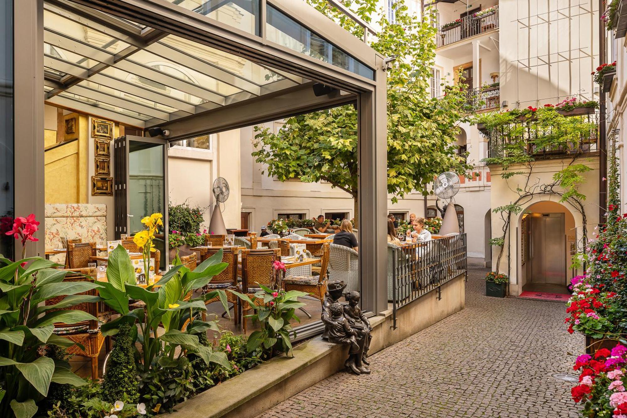 Iron Gate & By Bhg Prag